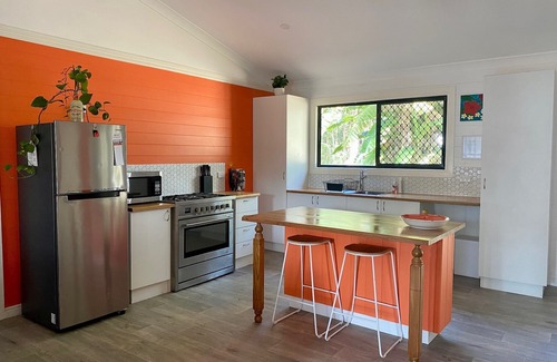 Brisbane Waterfront House | Cheerful 3 bedroom home in bush setting