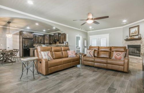 Canyon House | Cheerful 3 Bedroom Home, King Bed, 10 min from Palo Duro Canyon, Fireplace, Washer Dryer