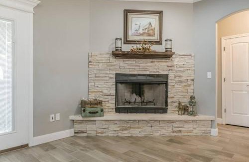 Canyon House | Cheerful 3 Bedroom Home, King Bed, 10 min from Palo Duro Canyon, Fireplace, Washer Dryer
