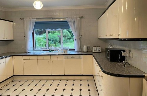 Bickley House | Cheerful 3 bedroom house with off street parking