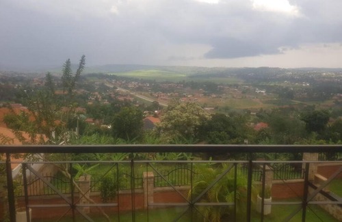 Kampala House | Cheerful 3 Bedroom house with ample parking space.