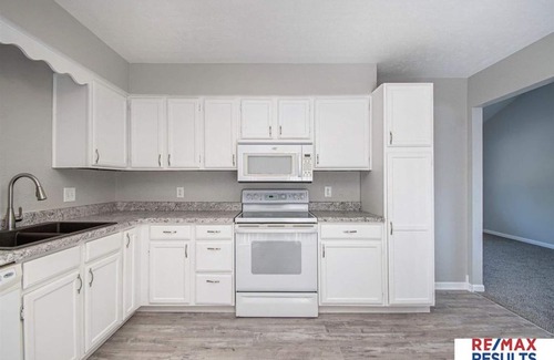 Millard House | Cheerful 3 Bedroom House, 2 Bathrooms, 5 minutes from the interstate