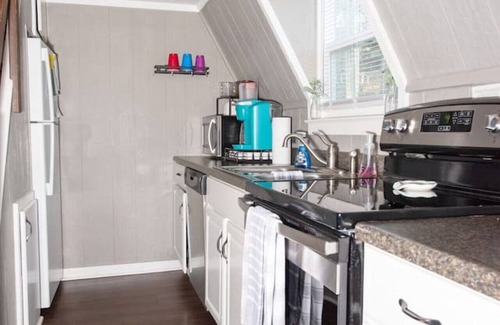 Lampe Ski Chalet | Cheerful 3 Bedroom Swiss Chalet at Table Rock Lake