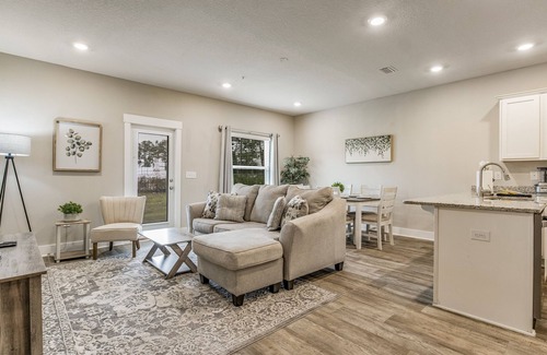 Pine Forest House | Cheerful 3-bedroom Townhouse - Centrally Located