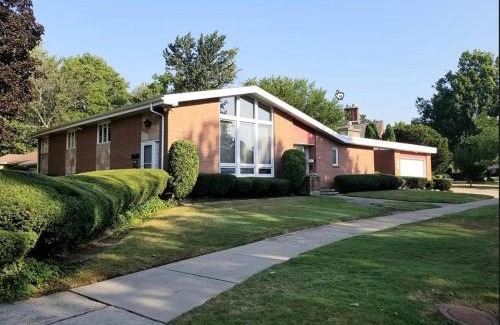 Amherst House | Cheerful 4 bedroom bungalow with indoor fireplace