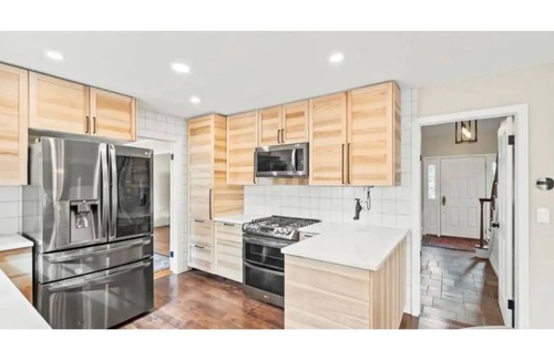 Niskayuna House | Cheerful 4-bedroom home with indoor fireplace