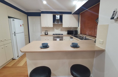 Nicholls House | Cheerful 4-bedroom home with natural backyard
