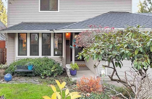 Arnold Creek House | Cheerful 4 bedroom house with gym access