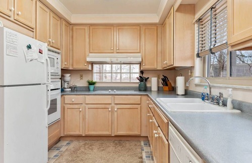 New Kensington House | Cheerful 4BR Chalet with Seasonal Pool, Hot Tub