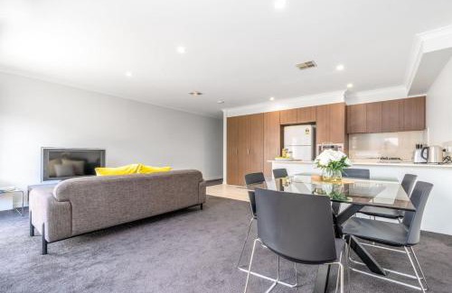 Franklin House | Cheerful 4BR Townhouse with Free Parking and WIFI - Hosted by CanStay