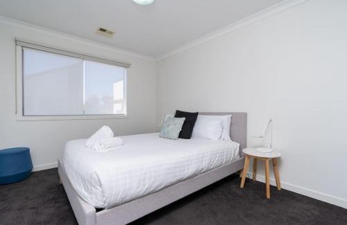 Franklin House | Cheerful 4BR Townhouse with Free Parking and WIFI - Hosted by CanStay