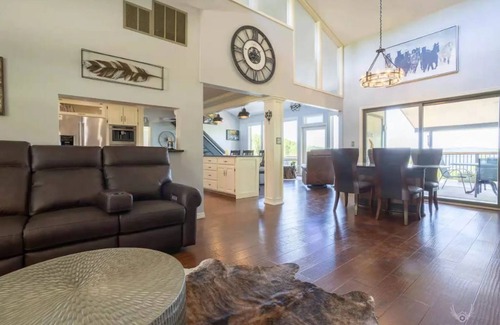 Rogers House | Cheerful 5-bedroom lake house with indoor pool