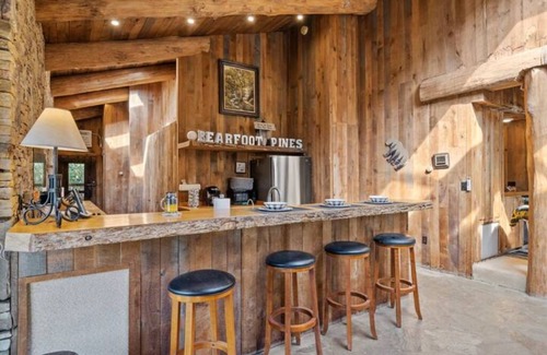 Champion Cabin | Cheerful 5 Bedroom Mountain House - Bearfoot Pines