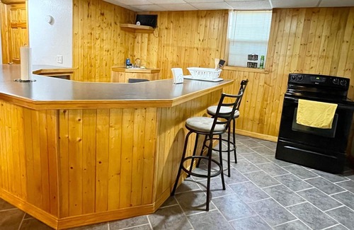 Beatrice House | Cheerful Basement 1 Bedroom with Hot Tub