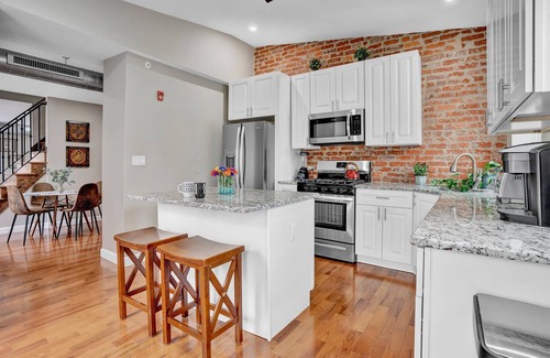 Chestnut Hill Apartment | Cheerful Chestnut Hill 2 BR/1.5 BA/Private Deck
