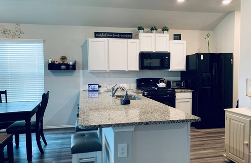 Converse House | Cheerful Comfortable Three Bedroom Home - 20 minutes from Downtown
