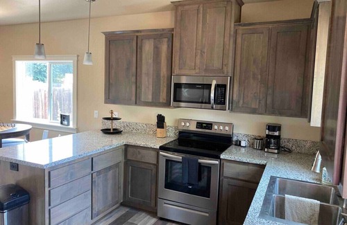 Medford House | Cheerful new 2 bedroom home in cul de sac Netflix