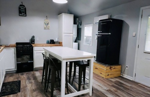 Ocean Springs House | Cheerful One Bedroom Remodeled Tiny Home, close to everything!
