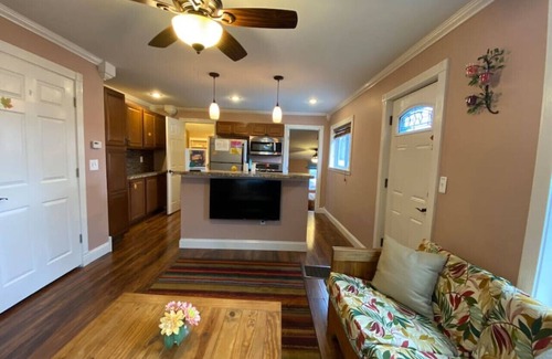 Davison Apartment | Cheerful Suite, Downtown Retreat