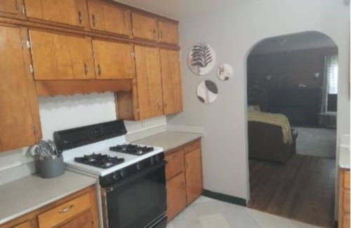 Flint House | Cheerful two bedroom home with huge quiet backyard