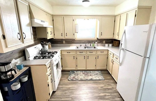 Port Neches House | Cheerful Watercolors in 2BR Cottage