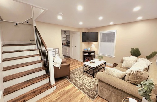 Humarock House | Cheery home! .5m walk to beach, shops, restaurants, & river steps away!