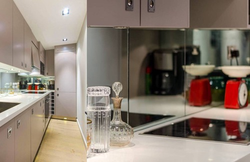 Chelsea Apartment | Chelsea Charm in Historic London Neighbourhood, with all Mod Cons!
