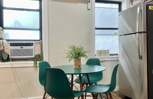 Chelsea Apartment | Chelsea Concrete Jungle House - Spacious 1 bedroom - Sleeps 4