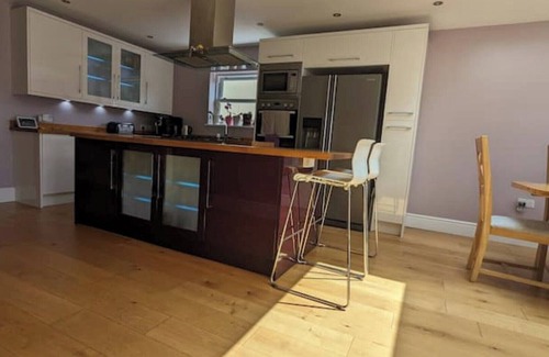 Cheltenham House | Cheltenham Stylish Large House With bar & hot tub