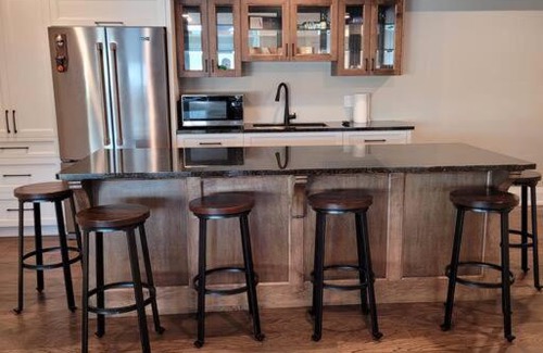 Selwyn House | Chemong Lake Waterfront Cottage☆privateboatlaunch