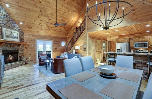 Ridgeline Vistas Cabin | Cherokee Sunsets-Stunning Mtn View Sunsets, Fire Pit, Hot Tub, Starry Nights