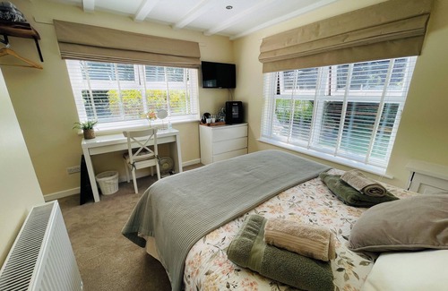 Shrivenham House | Cherry Bungalow Guesthouse