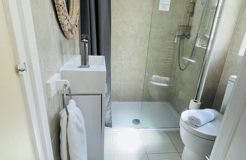 Shrivenham House | Cherry Bungalow Guesthouse