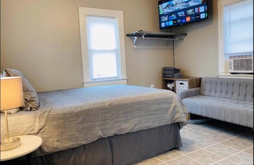 Cherry Street House | CHERRY ST LITTLE LOVE HOUSE* SHOP*DINE* RT 66*EXPO CENTER*BOK*DOWNTOWN