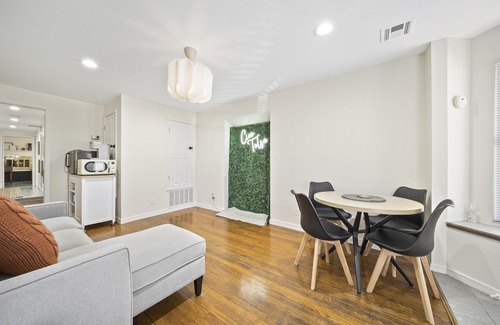 Cherry Street Apartment | Cherry Street with CARPORT - Arcade Game & Artsy - KING bed - Great Location
