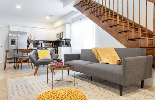 Chinatown Apartment | Cherry Suites 3BR Apt w W D Pool Table