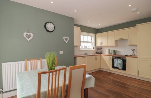 Highbridge House | CHERRY TREE HOUSE, family friendly, with a garden in Highbridge