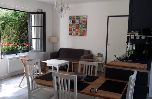 Cour-Cheverny Cottage | CHEVERNY. Gîte des Glycines 4 people (2 bedrooms) with enclosed garden