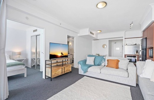 Surfers Paradise Apartment | Chevron: Majestic Ocean Vista w/Resort Amenities
