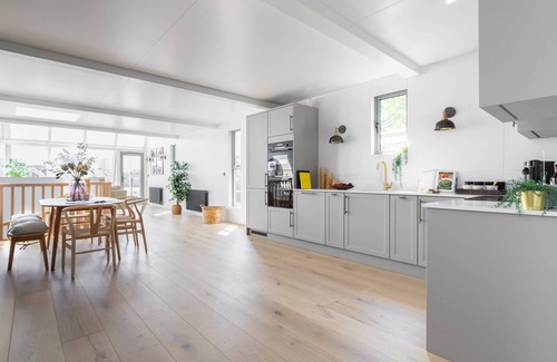 Chelsea Riverside Apartment | Cheyne Walk Houseboat by onefinestay