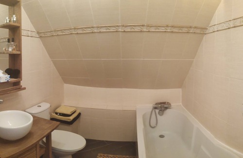 La Couture Boussey Bed & Breakfast | Chez Aurélia: Zen room with private bathroom