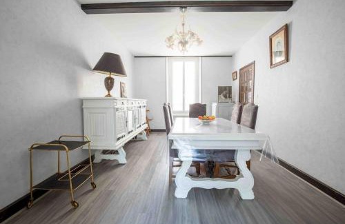 Coupiac House | Chez Dalmasou Maison 120 m2 jardin terrasse 3 chambres wifi parking centre village