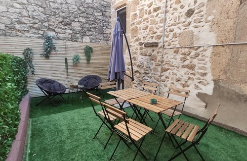 Loupian Apartment | Chez Léon - Clim' & Patio - Appart Loupian Centre