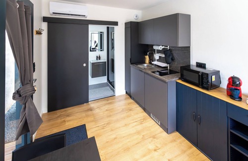 Bouray-sur-Juine Cottage | Chez LilYves Fully-equipped, cosy Tiny House in a quiet location close to forest and walks
