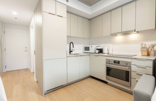 Latin Quarter Apartment | Chez Lisa | Gym | Patio & BBQ | TV & WIFI | AC