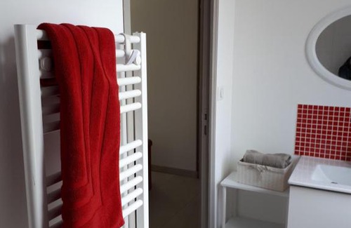 Sainte-Suzanne-and-Chammes Bed & Breakfast | chez Zabou chambre Suzannaise