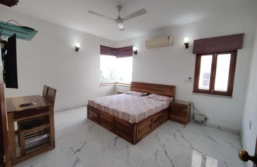 DLF Phase 5 Bed & Breakfast | Chhibber 117