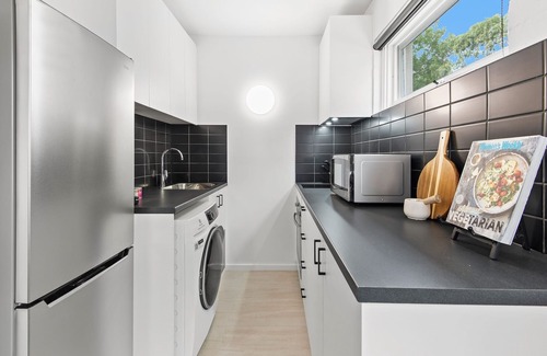 Parkville Apartment | Chic 1-Bed Apartment Across from Royal Park