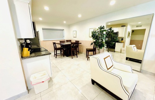 Beverly Green Apartment | Chic 1-bedroom apartment in vibrant Las Vegas with WiFi, Strip,LVCC