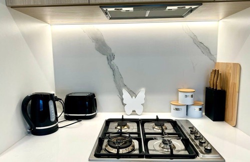 Box Hill Apartment | Chic 1BR Apt Urban Retreat Pool/Parking/Gym